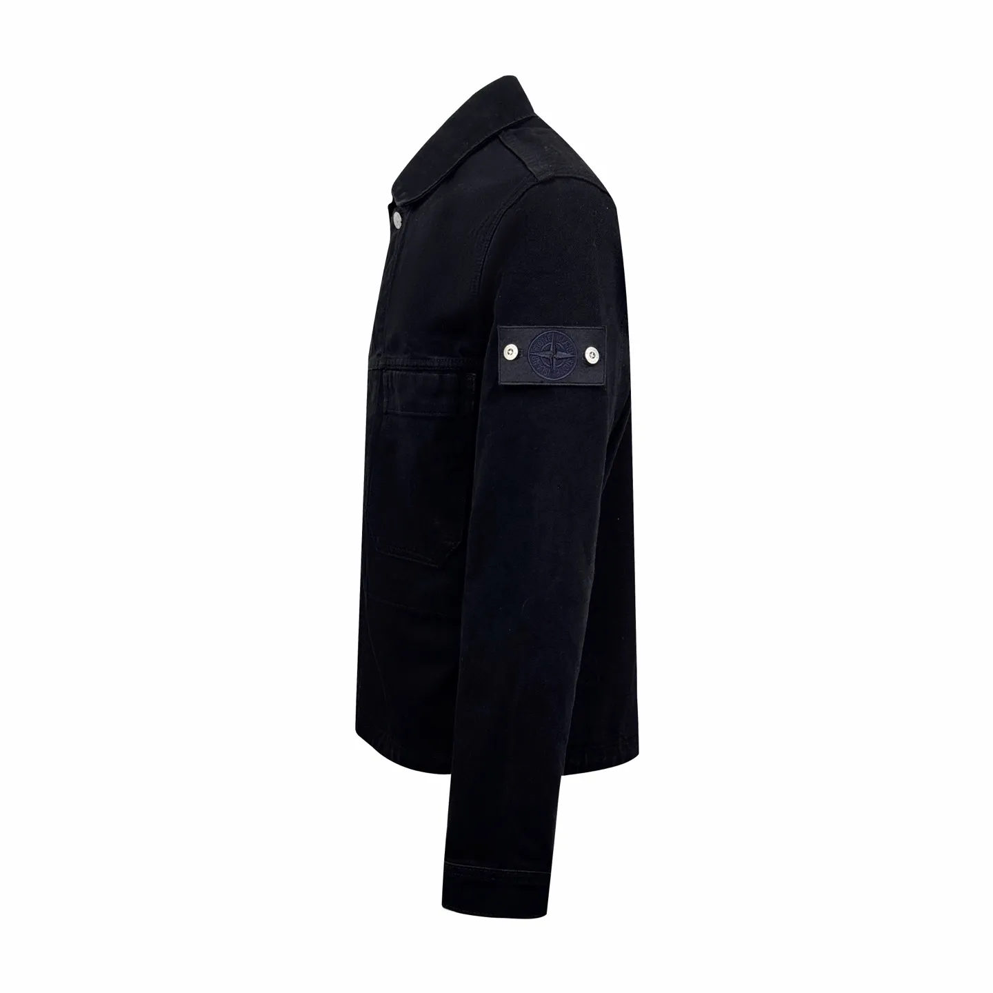 P490 Stone island double-pocket badge denim jacket (black). The original product was purchased for RMB 6,300. The fabric is made of custom-made high-density twill denim. It is full of texture and comfortable to the skin. It is painted with classic retro black and is full of natural purity. The front chest pocket is cut into the front with a golden ratio. A pragmatic reconstruction of the ritual sense. The iconic Stonesland badge is embellished on the sleeve, like a unique medal, highlighting the brand's imprint. Simple lines outline a neat silhouette, outlining a casual and free style. The workwear gene is infused with luxury DNA, simple charm, versatile charm, using imported machine embroidery technology. Using advanced computer control systems and precision mechanical components to realize the Stonesland badge embroidery operation with high precision. The lines are smooth and delicate. The whole garment is washed with Zhongxiao. Use a special solution to remove stains and slight fading. Snow wash to remove fading through strong washing. To make the color more uniform, the entire piece of clothing is stitched using an embedded clamp machine. The embedded clamp machine can control the distance between the two needles by changing the needle position, so that the stitching can be seamless, smooth and tidy. Size:S-M-L-XL